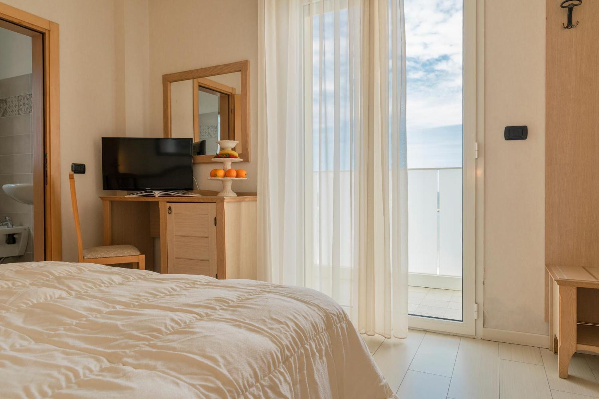 Hotel Mondial Беллария-Иджеа-Марина Экстерьер фото